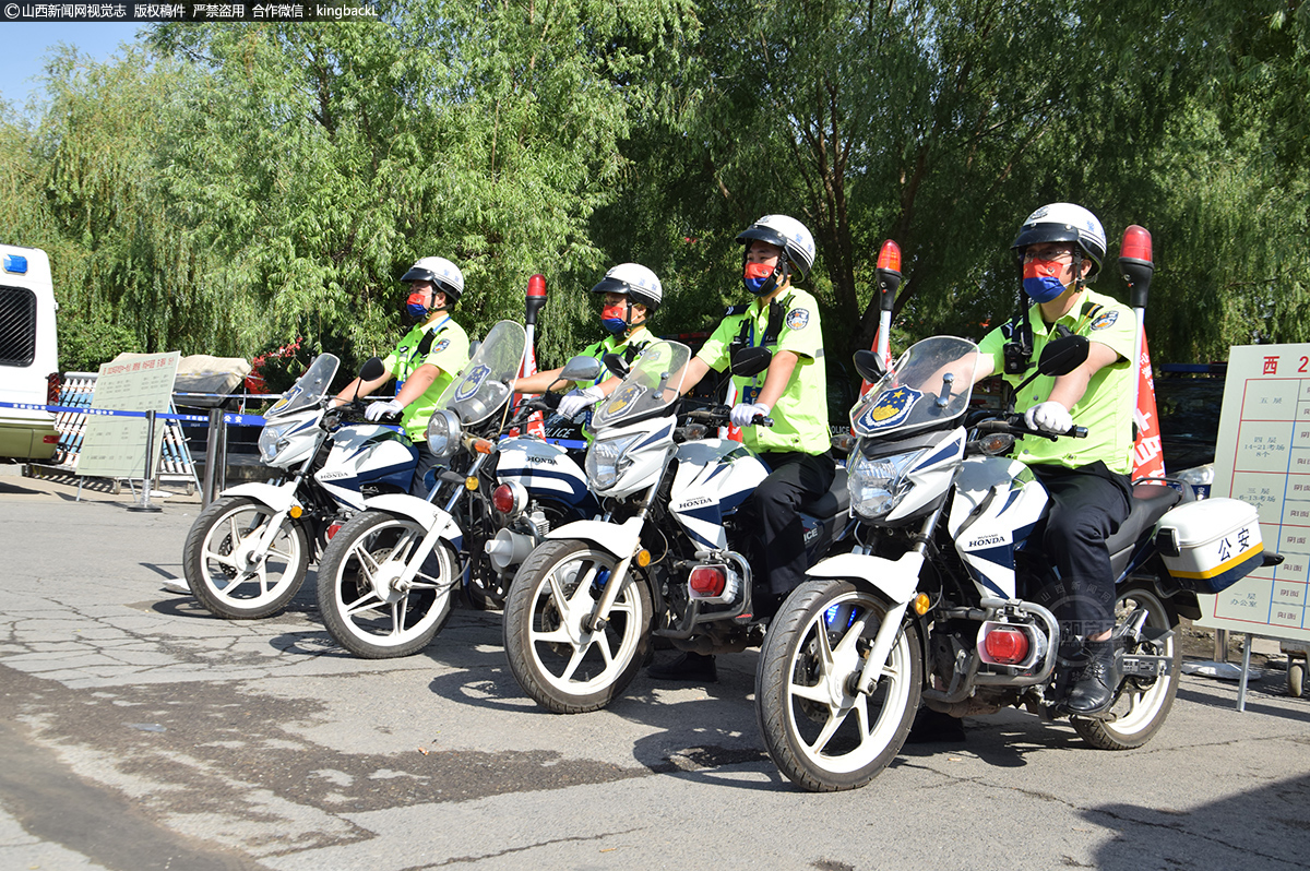      6月7日，在忻州市定襄中学考点，定襄交警为考生保驾护航。（山西新闻网特约摄影师：赵延军）