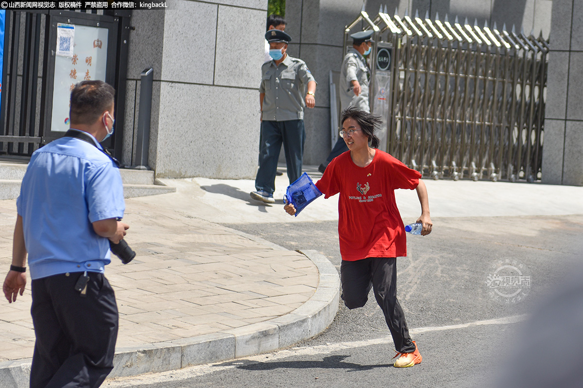      6月7日，太原市第五十二中学校考点，一位考生奋力跑出考场，成为该考点第一个出考场的人。（山西新闻网记者：苏航）