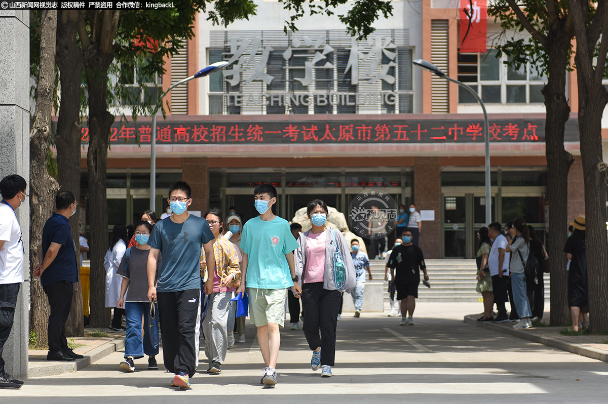      6月7日，太原市第五十二中学校考点，高考第一场语文考试结束后，考生有序离开考点。（山西新闻网记者：苏航）