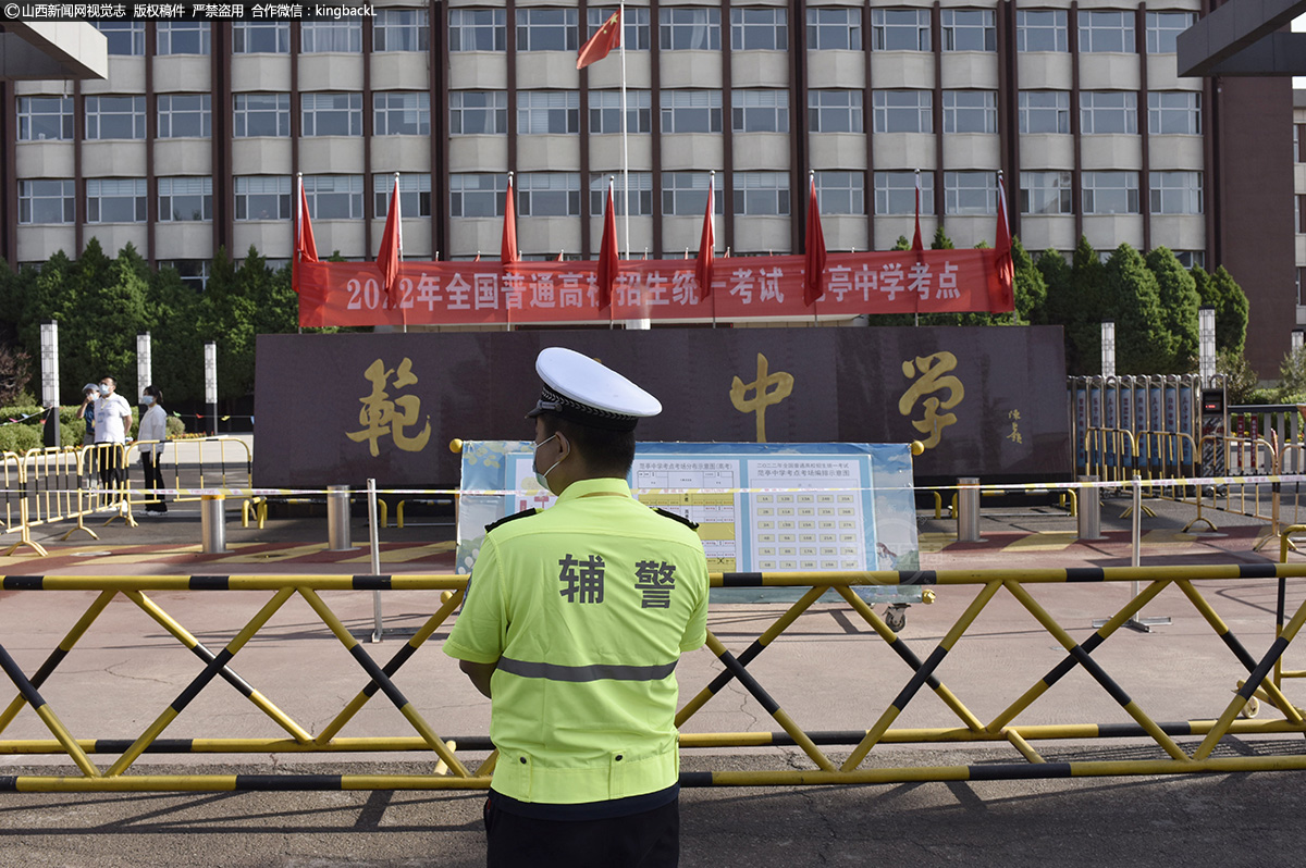      6月7日，忻州原平范亭中学考点前，交警正在执勤。（山西新闻网特约摄影师：聂建伟）