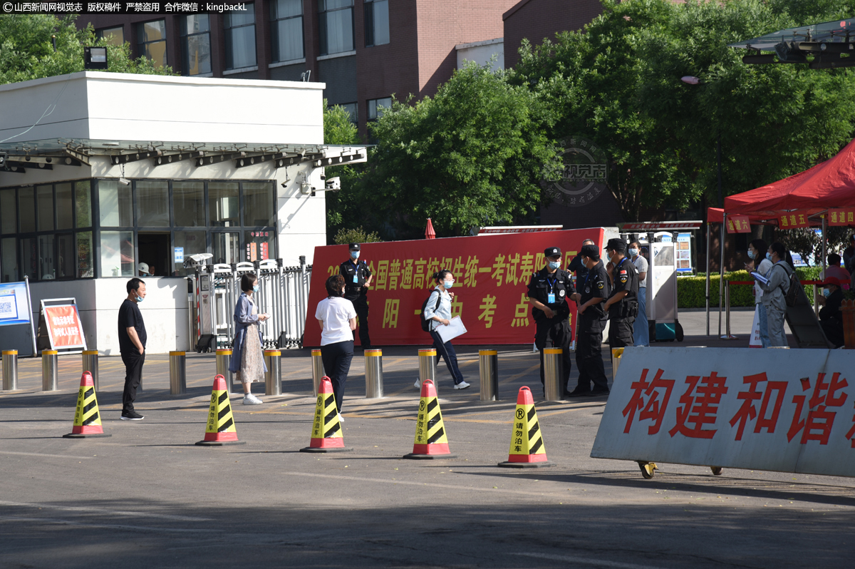      6月7日，在山西省寿阳一中考点，考生有序进入考场。（山西新闻网特约摄影师：原海春）