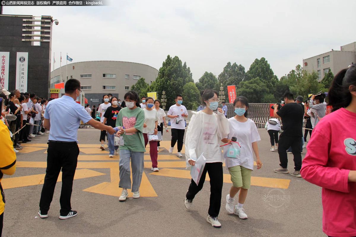      6月7日，在山西平遥现代工程学院考点，首场考试结束 ，考生陆续走出考场。（山西新闻网特约摄影师：雷岩峰）