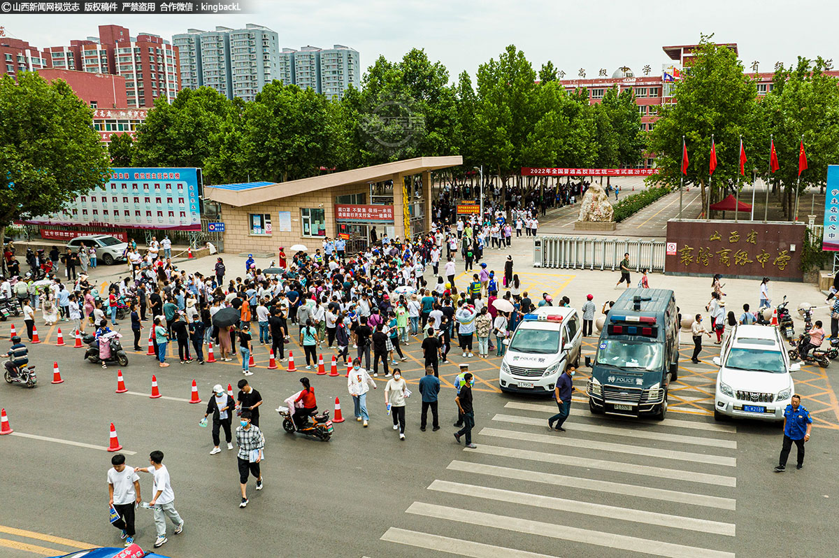      6月7日，在临汾市襄汾县高级中学考点，考生有序走出校门。（山西新闻网特约摄影师：王稳锁）