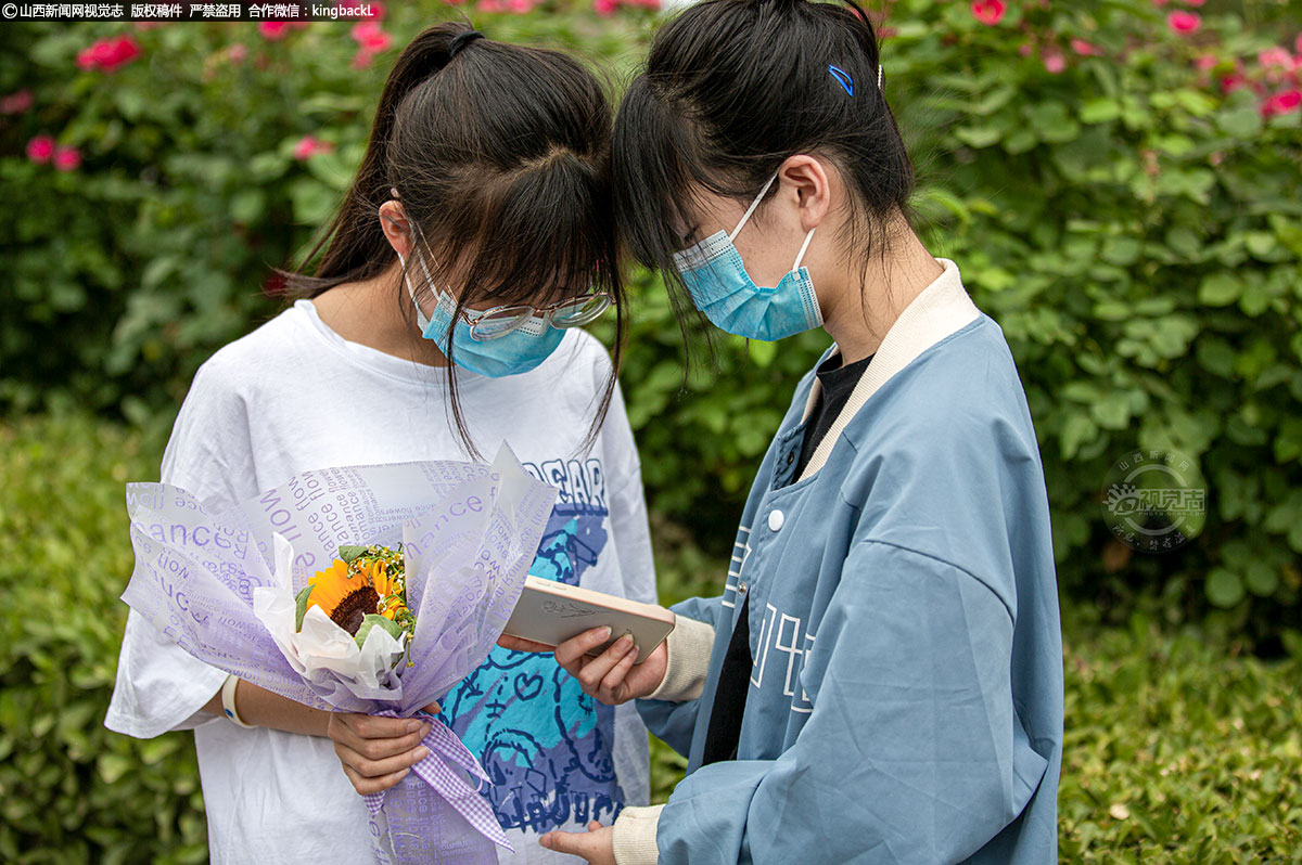      6月7日，在临汾市襄汾县高级中学考点，走出考点的学生正在交流考试心得。（山西新闻网特约摄影师：王稳锁）