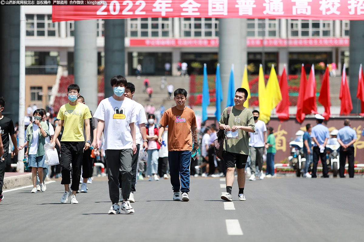      6月7日，在盂县一中考点，高考第一场语文考试结束后，考生有序离开考点。（山西新闻网特约摄影师：赵五明）