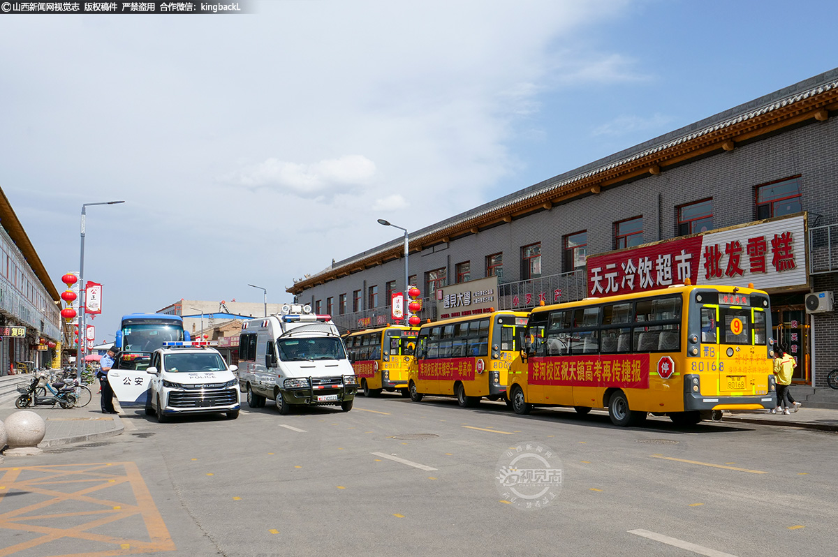      6月7日，在大同市天镇一中考点，公安为考生保驾护航。（山西新闻网特约摄影师：左海）