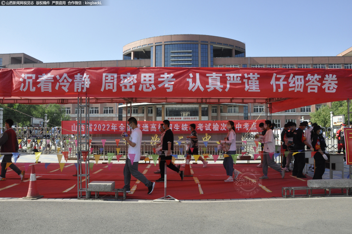      6月8日，在晋中市榆次二中考点，考生有序进入考场。（山西新闻网特约摄影师：程小珊）