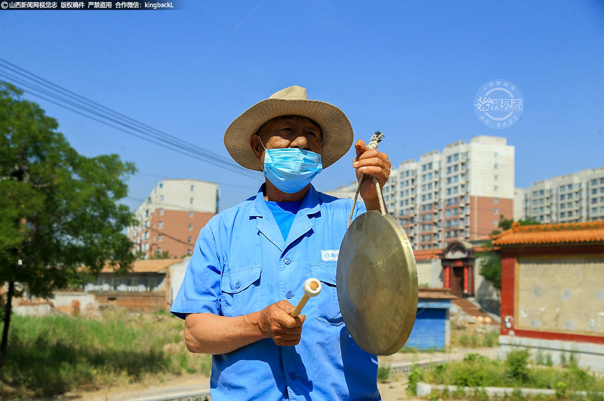      村民们把平常开展娱乐活动的大鼓、锣、小号等作为发出的预警信号的道具，一声锣鼓，就能一呼百应，全民出动参与。