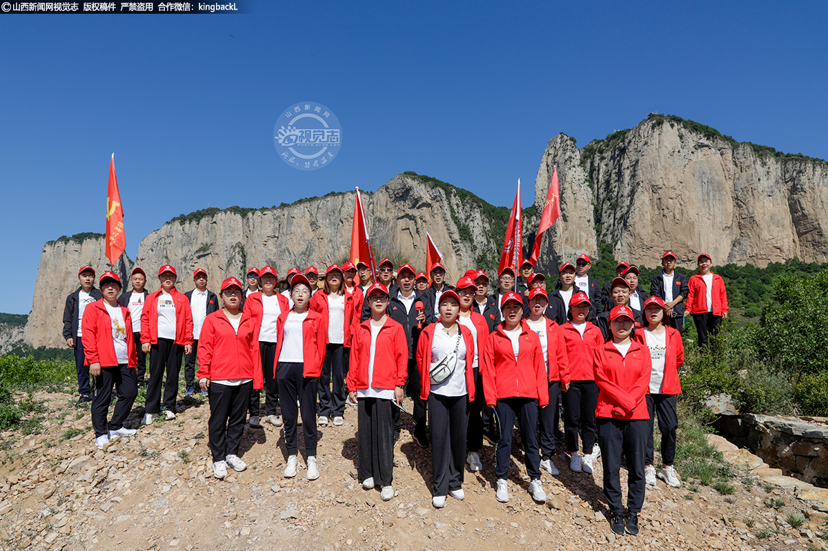      人社局党员干部在黄崖洞保卫战板山地堡前齐声高唱抗战歌曲《在太行山上》。这首歌创作于1938年7月，是为在山西境内浴血奋战、抗击日本侵略者的抗日军民而创作的一首合唱曲。