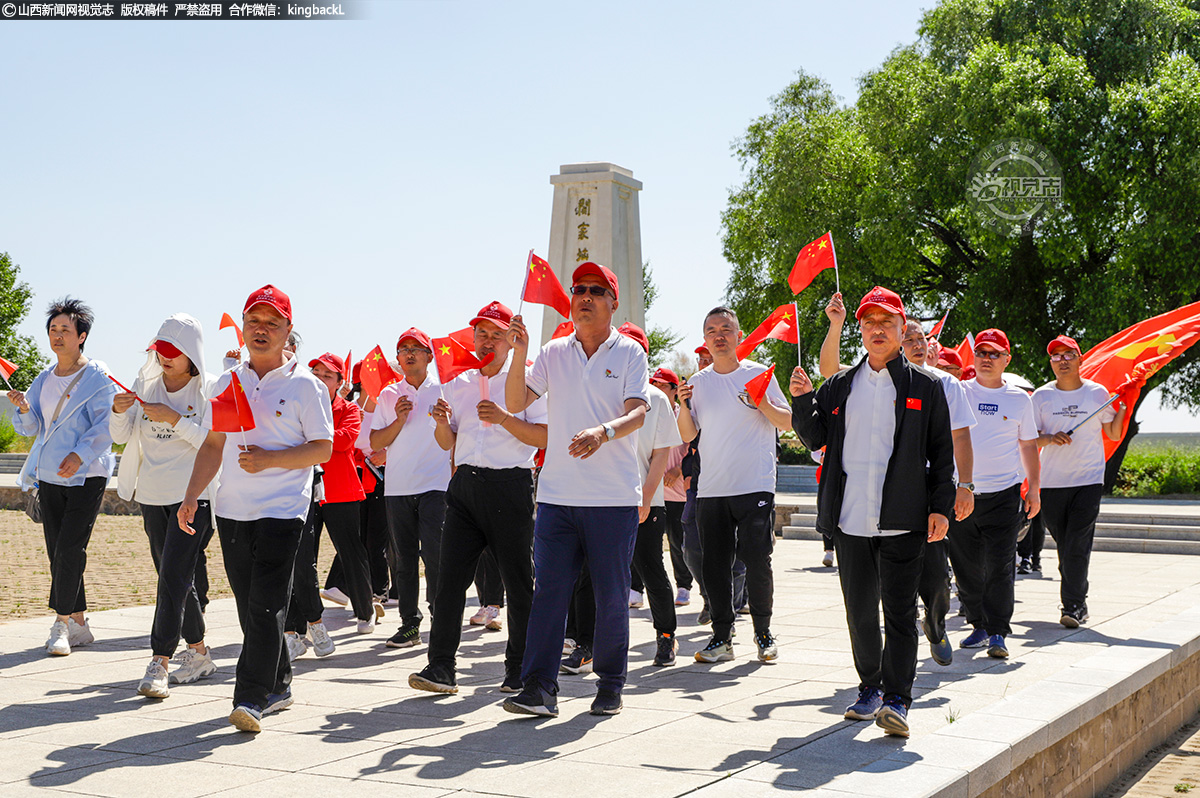      人社局党员干部参观关家垴歼灭战战场遗址，重走战斗路线，聆听先烈事迹，身临其境地感受战斗的残酷和激烈。