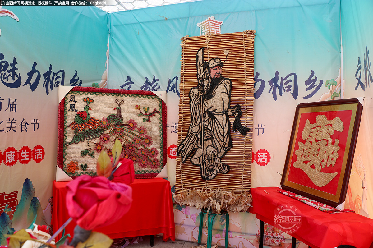      卫嫂花馍、柿子醋、山楂食品、闻喜煮饼等特产美食争先亮相，小糖人、剪纸、葫芦等文化产品琳琅满目，引得前来参观的市民连连称赞。