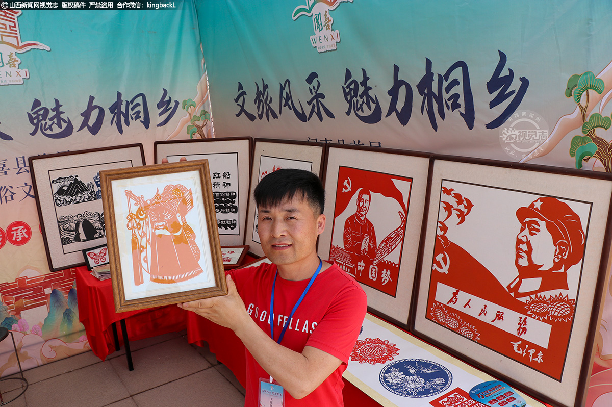      一幅幅民间剪纸画卷、一样样民俗文化产品、一道道当地名优特产……民俗文化美食节让群众在品尝地道美食的同时，传非遗、品美食、促消费。