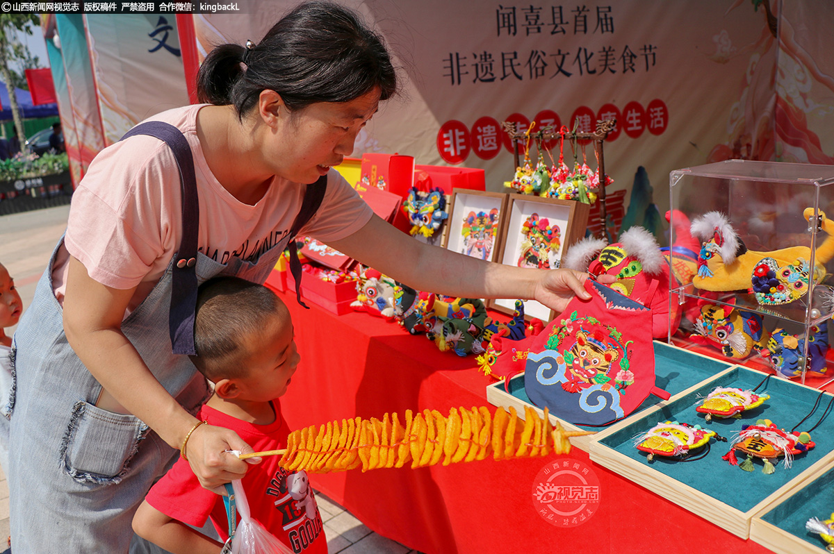      “在自己家门口既品尝到了这么多小吃美食，又参观了那么多民俗文化产品，还有精彩的文艺表演可以欣赏。”一位前来游玩的市民说道。