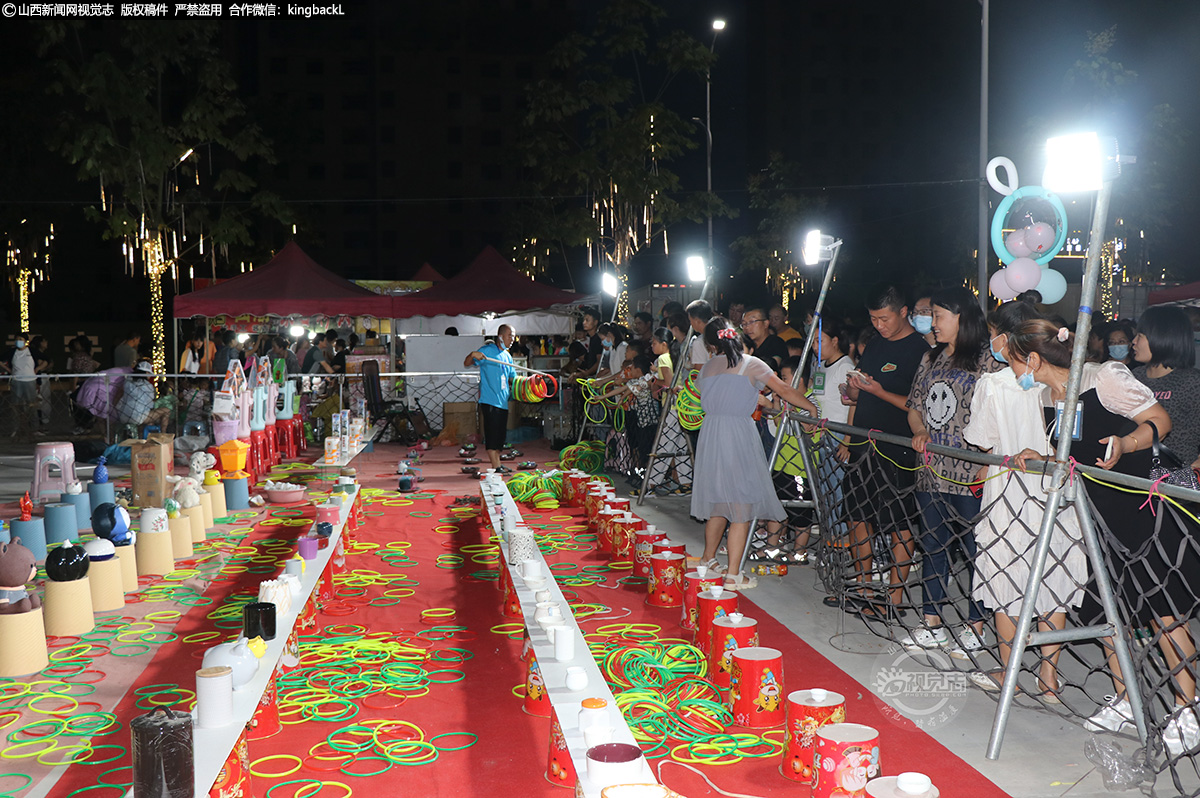      套圈、打气球、蹦蹦床、过山车等儿童嘉年华，释放了孩子的童真与天性，让他们度过了一个不一样的周末。