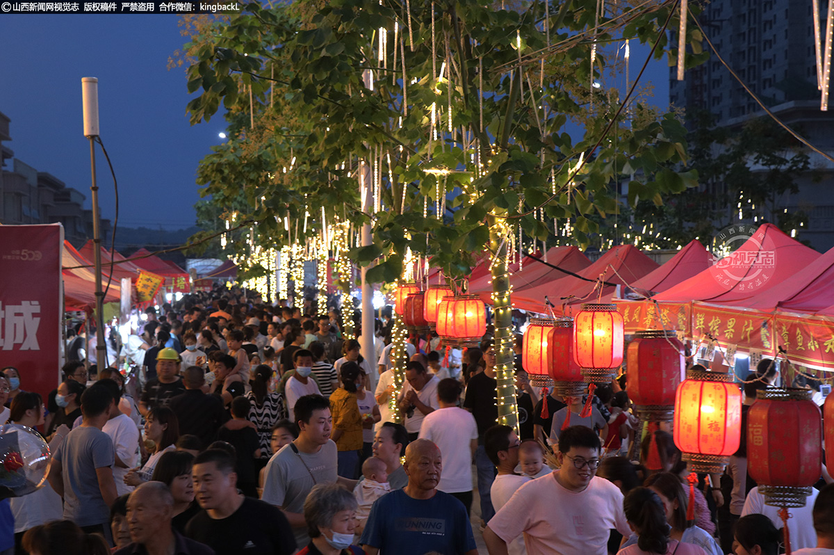      疫情渐散去，烟火又蒸腾。华灯初上，城市的“烟火气”在夜幕的璀璨灯光下，愈显城市的繁华。一场特色明显、提振精神、凝聚人心的非遗民俗文化美食盛会，在桐乡大地盛妆启幕。