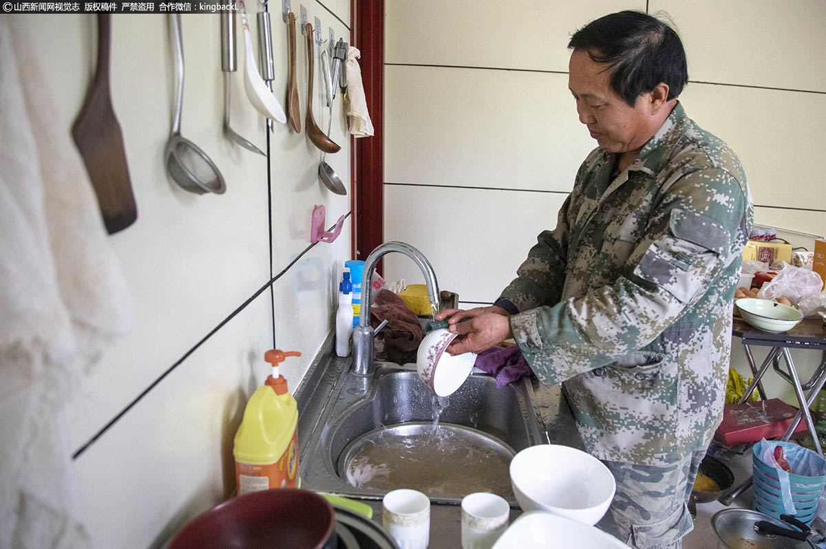      张爱平吃饭大部分都是与员工一起吃，吃完饭他总是自己把碗全部刷干净。