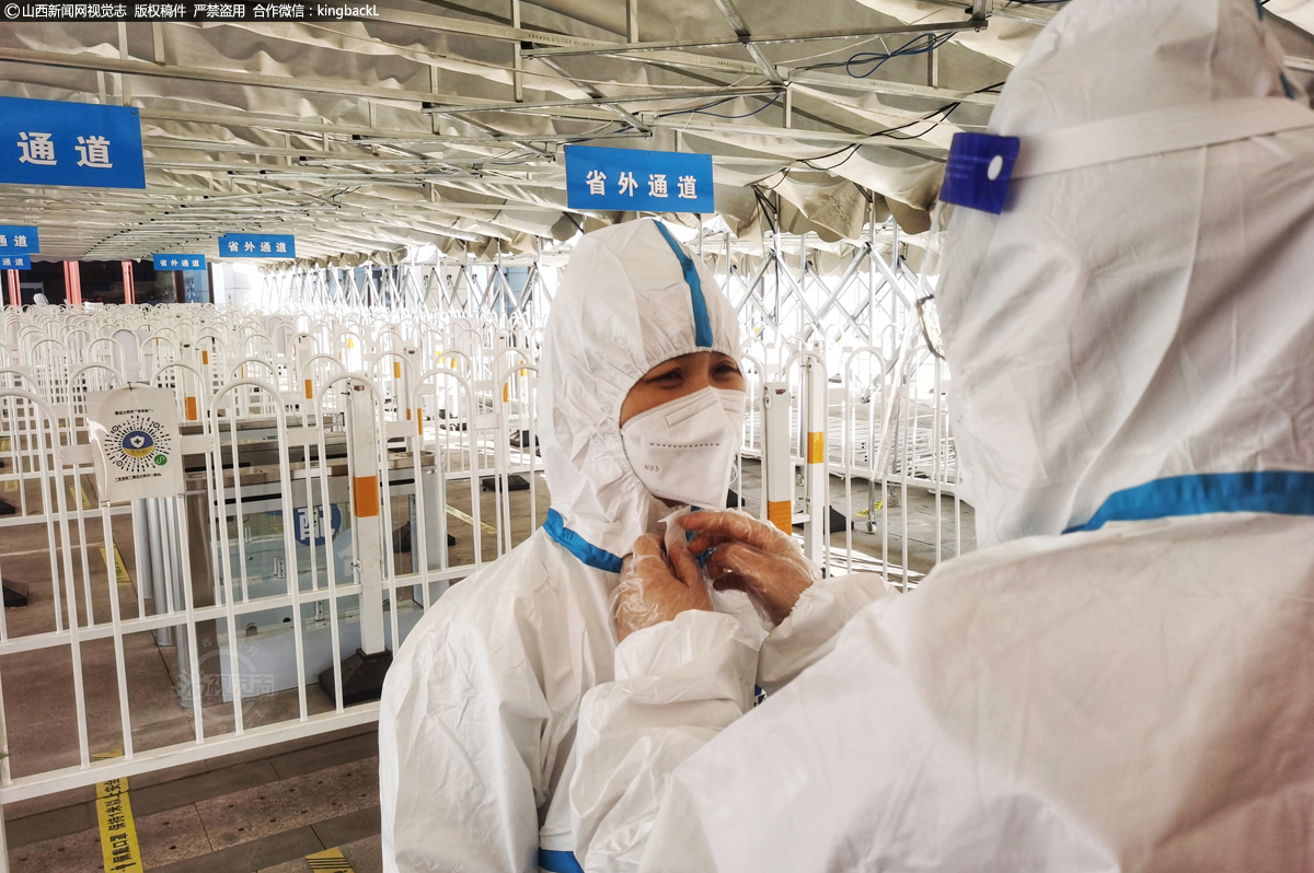      衣服外是初夏，衣服里是盛夏。防护服下T恤被汗水浸湿，防护帽下头发被汗水湿透。防护面罩上水汽因汗水腾起，防护手套中双手被汗水捂白……这些对防疫人员来说已经成为一种习惯。