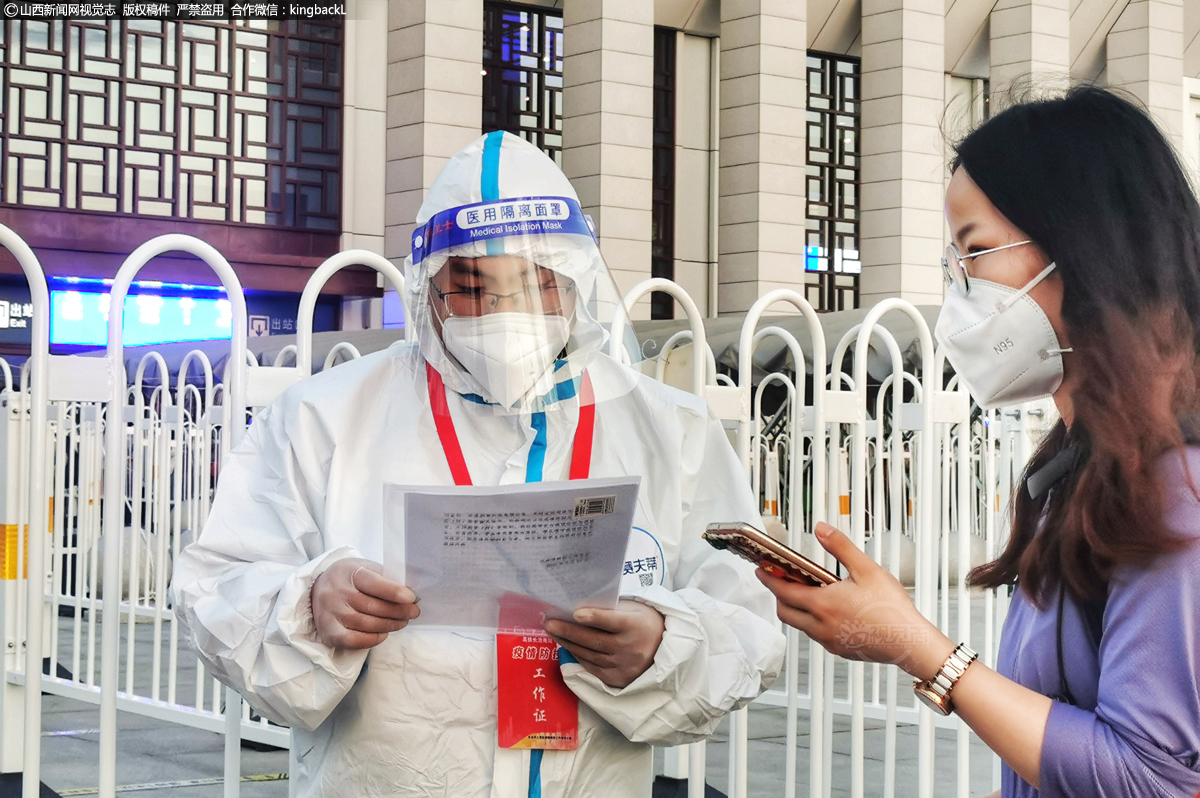      确认过乘客的相关信息后，防疫人员为需要集中隔离的旅客讲解隔离条件和政策。
