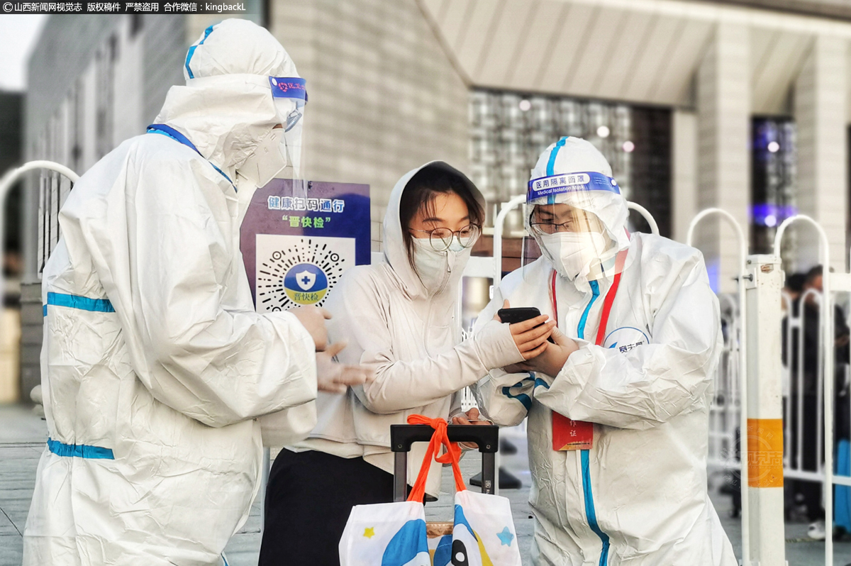      根据目前当地的防疫政策，防疫工作者在确认上海来长的旅客信息，看是否需要集中隔离。