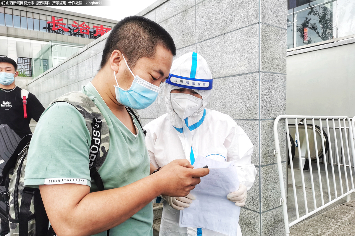      34摄氏度的高温，加上防护装备让体感温度超过40摄氏度，防疫人员在烈日下坚守，用汗水诠释责任与担当。