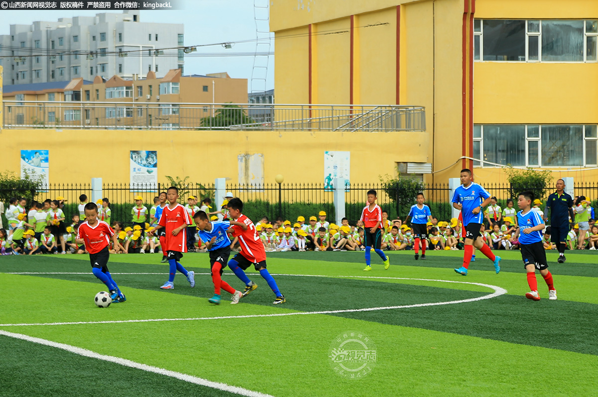      学校以培养青少年的足球兴趣为重点，让学生在快乐足球运动中强身健体、锻炼意志品质，在发挥个人天赋的同时，培养团队合作意识和顽强拼搏精神，增强学生自信心、抗挫力，活跃了学生的课外活动。
