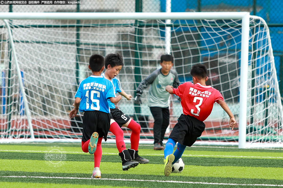      近年来，盂县第二实验小学充分发挥“首批全国校园足球特色校”优势，足球知识进课堂，足球运动课程化，将校园足球工作与学生课后服务有机结合。在课后服务时段，学校开展足球社团活动，进行常态化足球训练，推动校园足球的蓬勃发展，落实“双减”政策，扎实开展“五项管理”中的体质管理要求。（■本期摄影：张志华 赵五明）