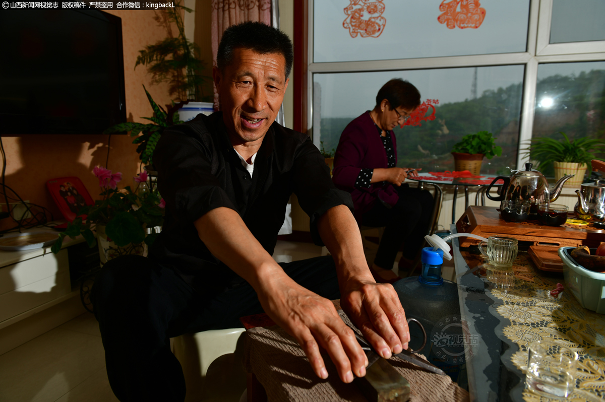      在妻子进行创作的过程中，李洪生经常帮着爱人进行题材选择、作品企划、磨刀砺剪，夫妻二人夫唱妇随、妇剪夫裱，相得益彰。