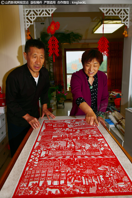      曹新爱的爱人李洪生对妻子进行剪纸创作非常理解和支持。李洪生酷爱唱歌，虽然歌唱和剪纸的艺术形式不同，但艺术深层的文化是相同的。