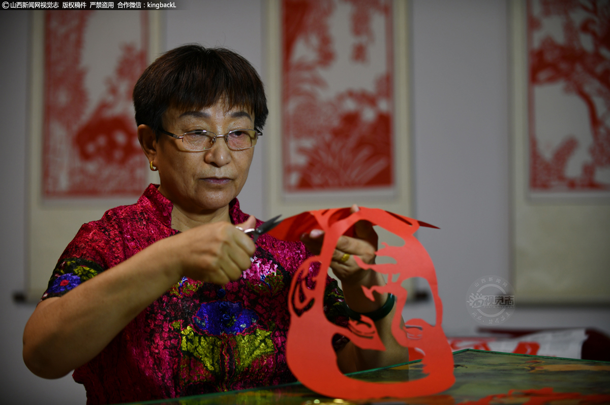      曹新爱，山西省安泽县人。自幼受母亲的影响，对民间剪纸有着超乎常人的喜爱。曹新爱出生于1962年，在那个物资匮乏、文化艺术贫乏的年代，唯有剪纸窗花能够为新年或者婚寿喜事增添一抹亮色。（■本期摄影：赵文胜  孙秋虎）