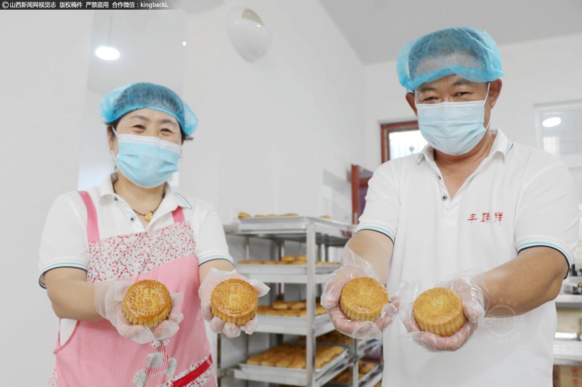      “小纪月饼”采用黄河沿线的特优农作物，更是保留了舌尖上的乡愁味道。