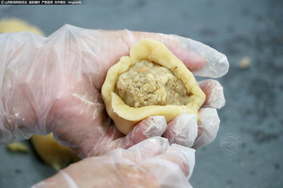      山西月饼起源于明朝崇祯十一年(1638年)，为中国历史较早的月饼制作地之一。在配料上一般以胡麻油、黄豆油、红糖、鸡蛋和红豆、红枣为主，经包馅、模具成型、烘烤和锅烧等工艺加工而成。