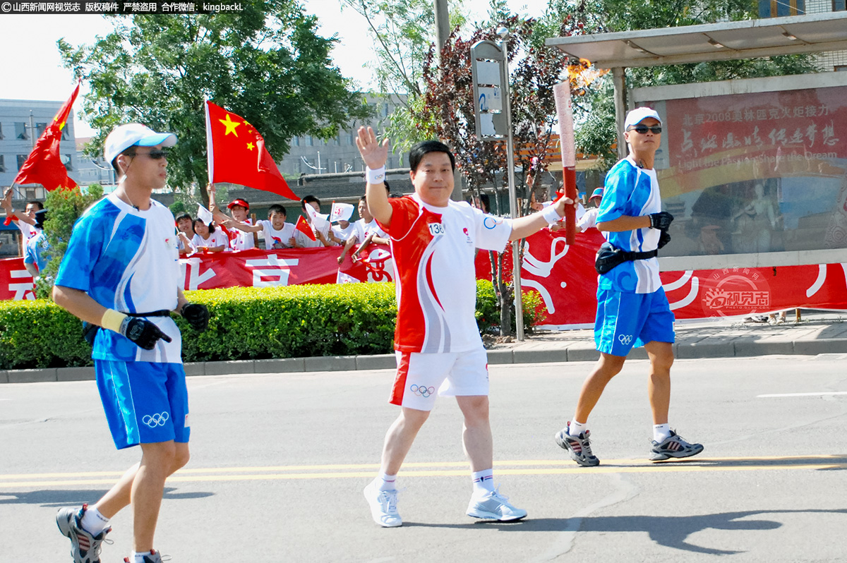      2008年6月25日，万众瞩目的北京奥运会火炬传递到达平遥古城。在晋中市选出的20多名火炬手中，一位来自太谷县名叫武志刚的火炬手也引来了不少关注目光。（■山西新闻网特约摄影师：王建生）