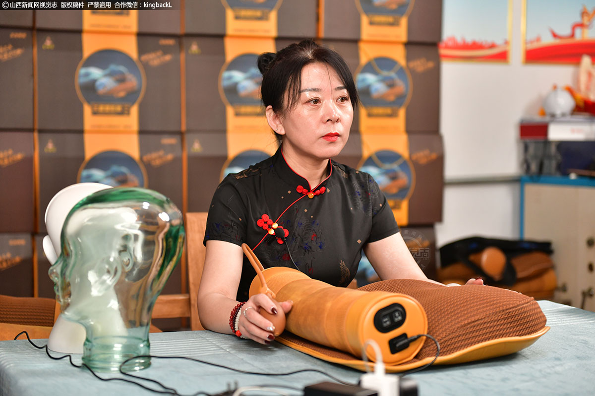      近年来，山西省五台县上王全村引来人们羡慕的目光，这里的枕头成为了货真价实的“网红”，村子也被叫做了“睡觉村”。据了解，当地以枕头研发加工为产业、以乡土文化做牵引、以网络直播为载体，以“睡觉村”理念的品牌枕头，通过网络直播走向全国，扩大了知名度。（■山西新闻网特约摄影师：卢俊华）