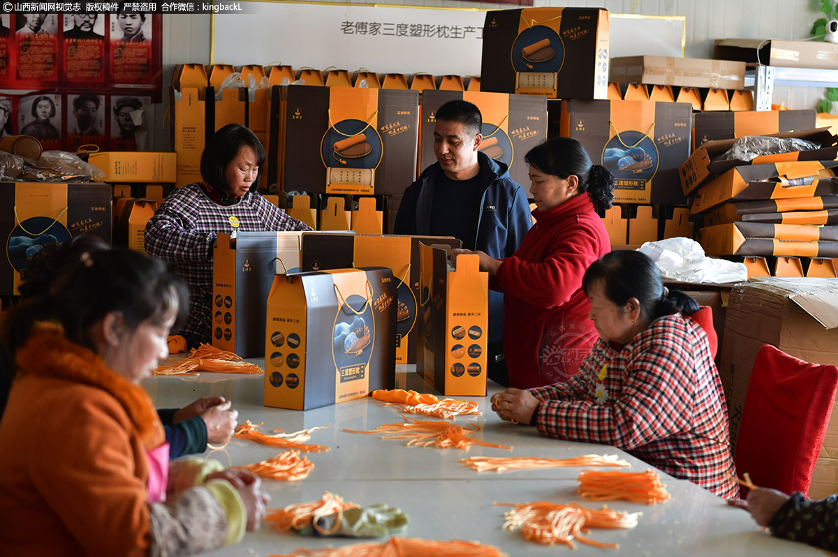      付晓马书记立足村情实际，主动引导当地对接市场，引进厦门仁辅公司，建立五台县上王全枕业公司，通过来料加工订单业务为村集体增收20万元。