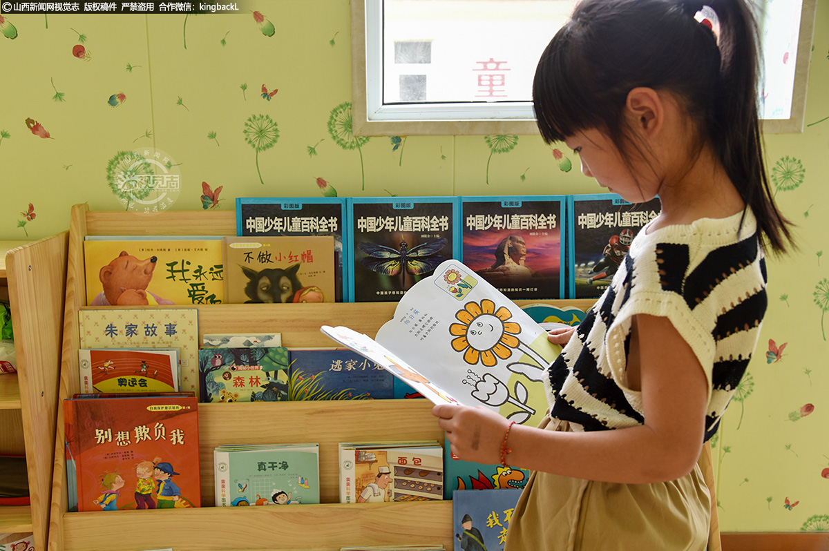      童伴之家里的书籍、儿童玩具、手工工具，既丰富了孩子们的课余文化生活，思维能力和兴趣爱好也得到不断提升。