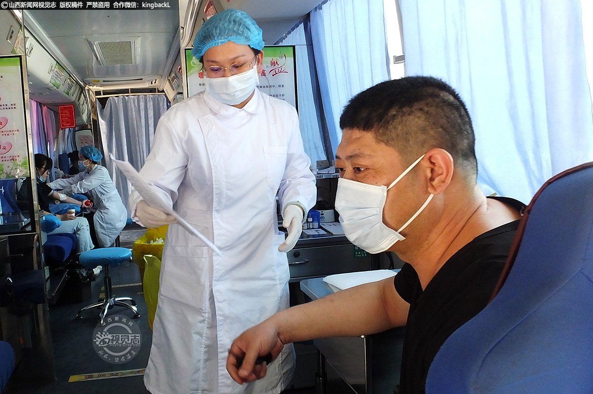      医务人员正在核实献血者信息。现场医护人员也会耐心讲解献血常识，叮嘱献血人员献血后的一些注意事项。