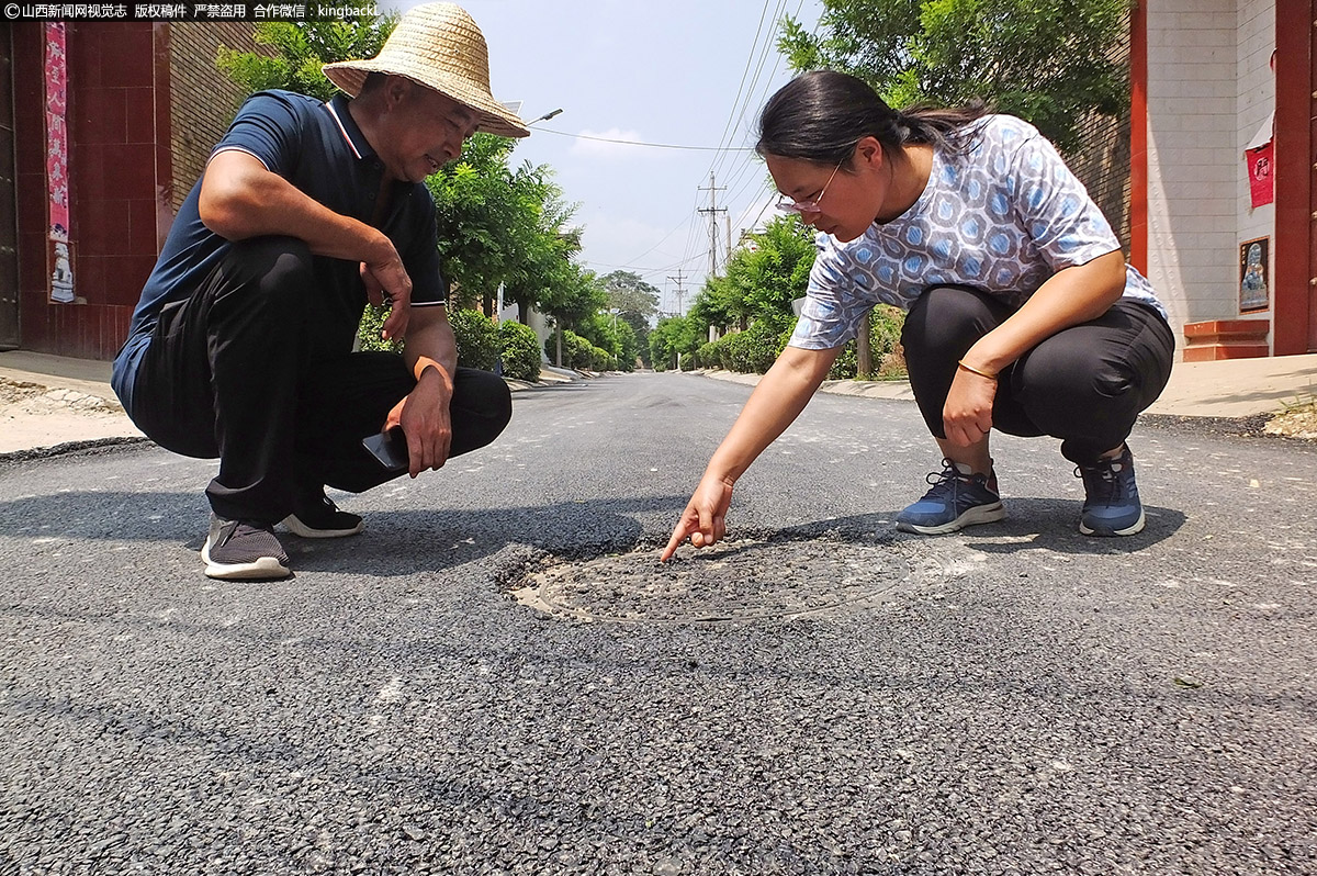      之后他和包村干部王爱竹，又再查看刚铺的柏油路路面质量。这些退伍军人们，坚守在各行各业，在每个不同的岗位上，发挥着他们的余热，将星星之火，点燃在生活的每一个角落，也正是因为他们，我们才可以看到他们强国建功的风采，军风之所在。