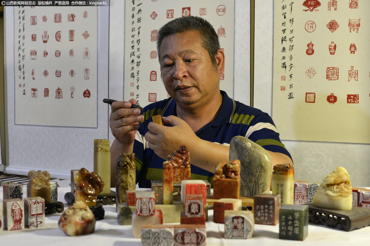      芦思白，1967年生于太原，当过工人，做过教师，但无论身居何处做何工作，他对艺术的向往和追求却始终如一，三十多年的临池不辍，他扎根传统，自学苦修，在传统基础上创新形成个人独特的艺术风格。（■山西新闻网特约摄影师：闻进）