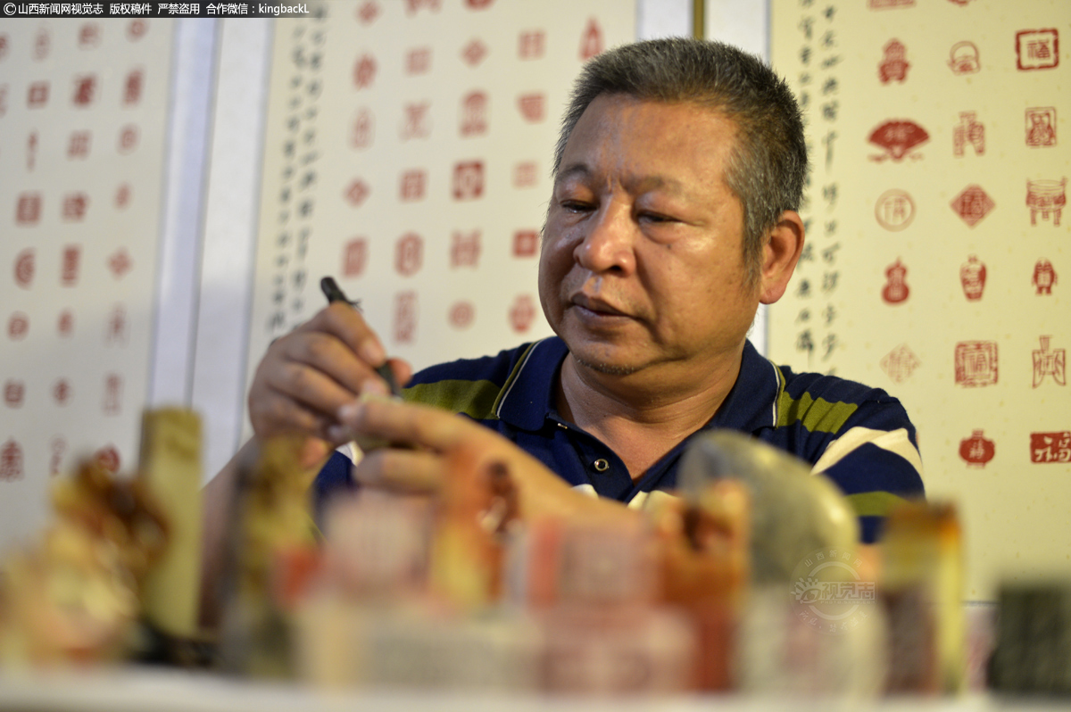     因为没有师承，完全得靠自己琢磨研究，他几乎把所有积蓄都买了印谱和相关文化资料，苦记《说文解字》中540个小篆部首，深入研习篆法、章法和刀法，力求达到三位一体的化境。
