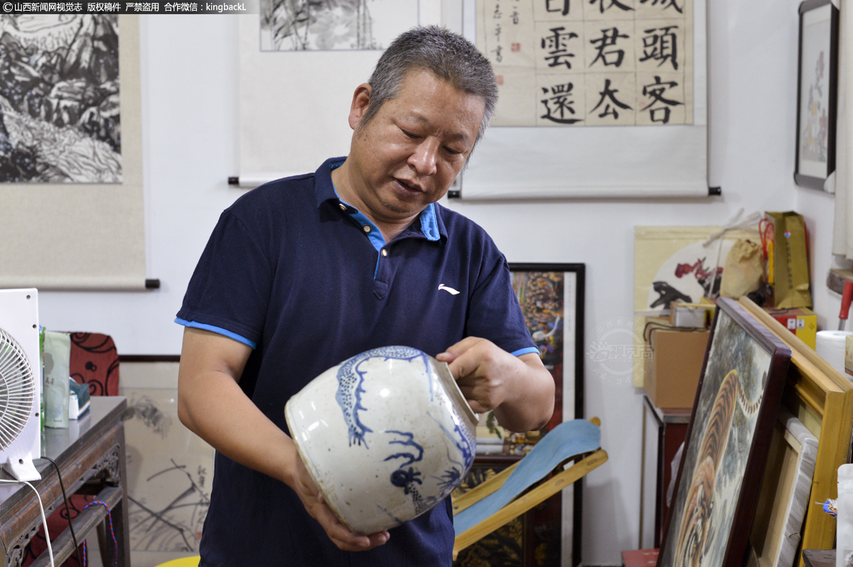      2016年8月，芦思白开设书法篆刻培训班，面向书法爱好者尤其是中小学生推广弘扬传统文化，他把大量的时间和精力用在教学育人上，做起最基层和最基础的工作。