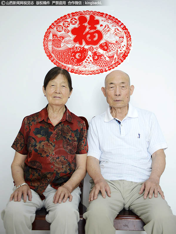      在七夕节来临前好多天，社区就紧锣密鼓地准备为社区老人们送去节日的问候和关爱，社区派网格员和摄影师上门为金婚老人们留下岁月记忆和精彩瞬间。