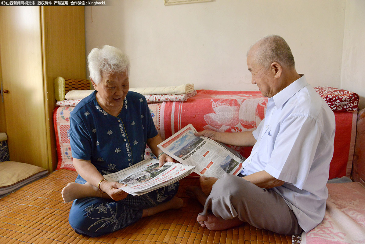      老人们交流起夫妻相濡以沫的过程、家庭的趣事和生活的窍门，大家回顾几十年的婚姻，有磨难、有坎坷、有付出，通过夫妻同心协力，包容、理解、坚守，收获了今天的幸福。他们也在欢乐的祝福声中，再次重温爱情的甜蜜。