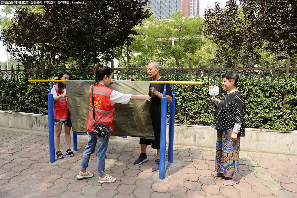     除此之外，社区更多的是问寒问暖，看老人们有什么实际问题需要社区帮助，对他们进行切实的关心。