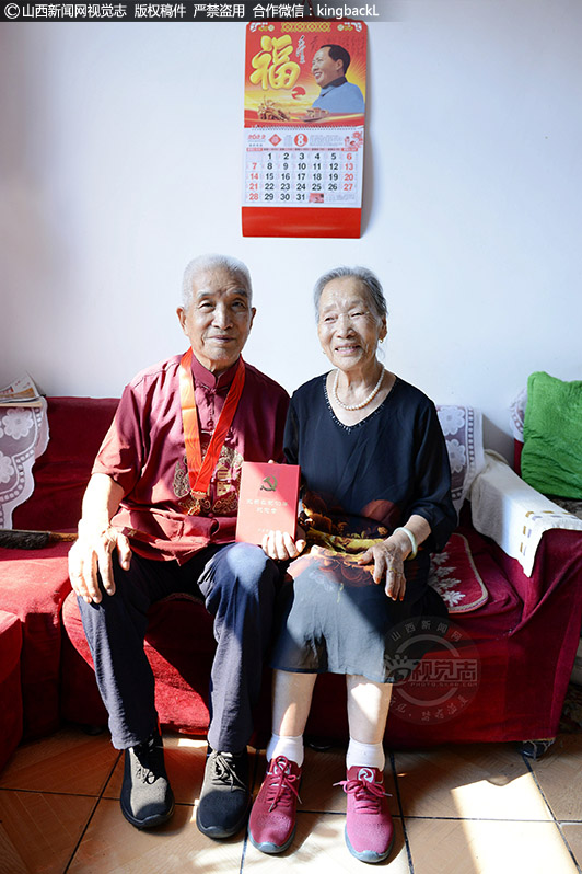      拍摄金婚老人平凡生活瞬间的同时，老人们在家中向摄影师展示着曾经获得过的许多荣誉，这也是老人们的骄傲。