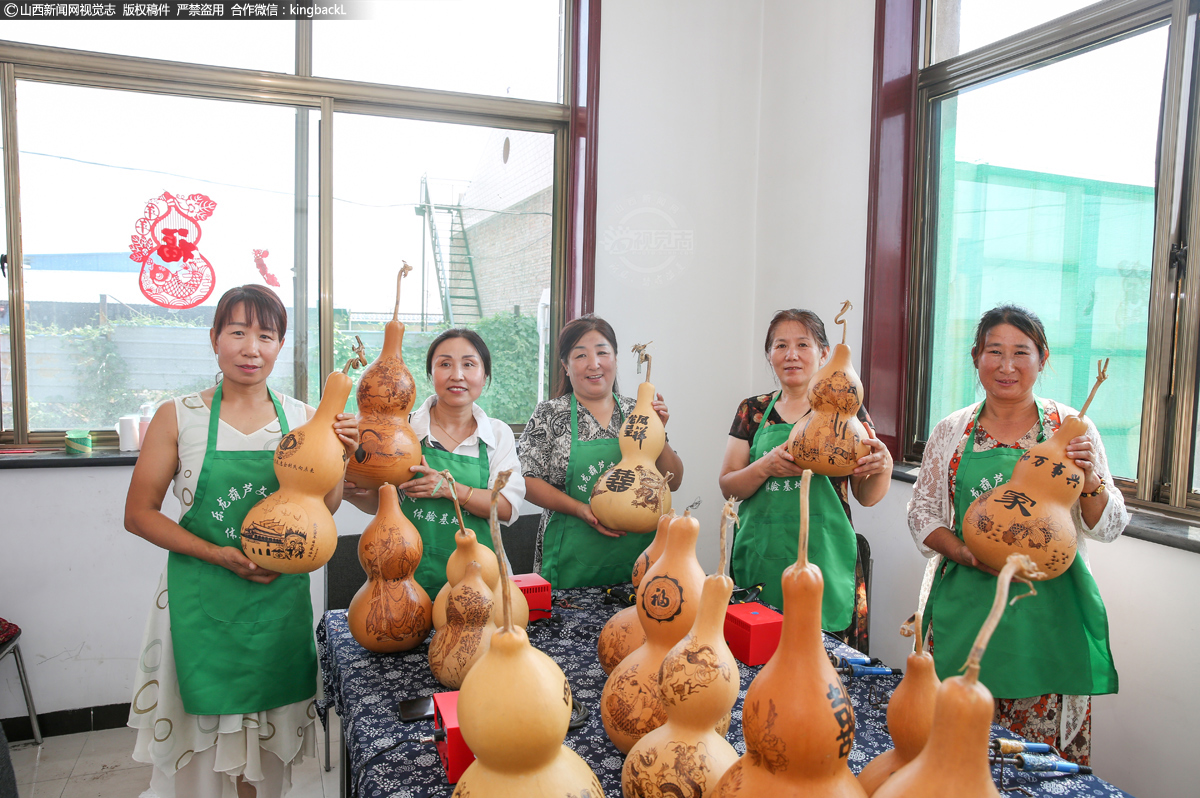      大小不同、形状各异的葫芦，或烙字、或烙画，缩名山大川于盈寸之间，移嘉卉奇葩于指掌之上。薛改莲将这田间地头的土葫芦变成“宝葫芦”。