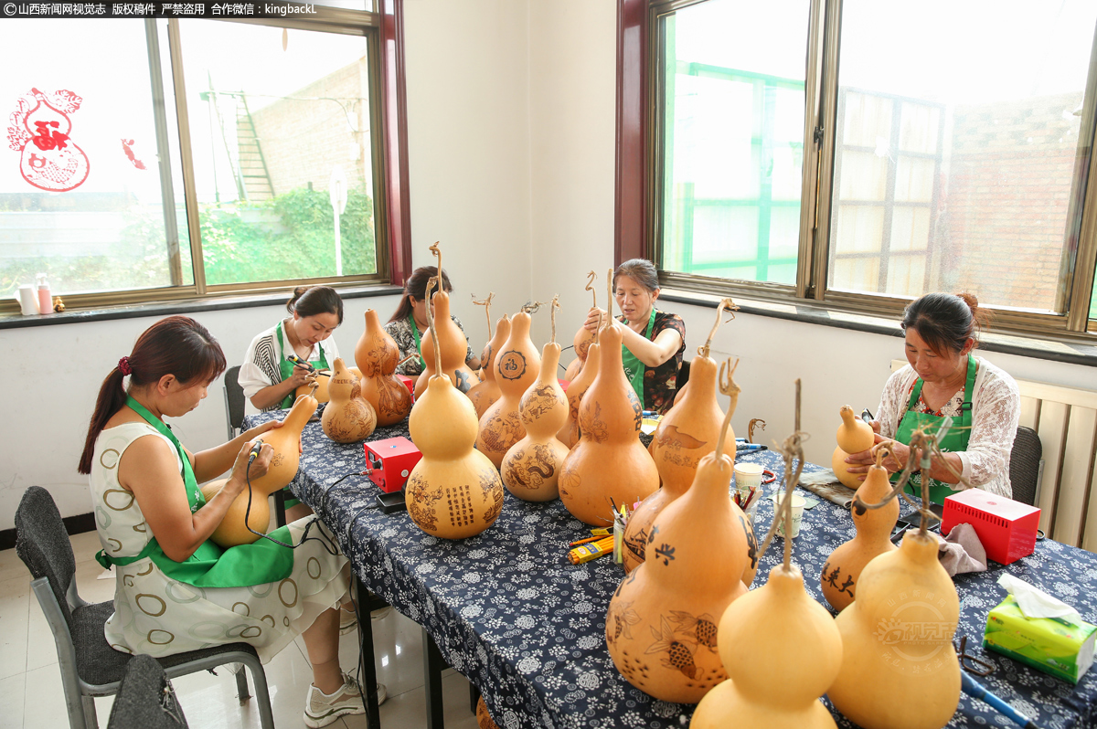      葫芦烙画，又称烫画葫芦、火笔画葫芦，是中国传统民间工艺，具有悠久的历史和独特的艺术风格。烙画葫芦非遗文化传承者们正在专心致志地对葫芦进行烙画制作。