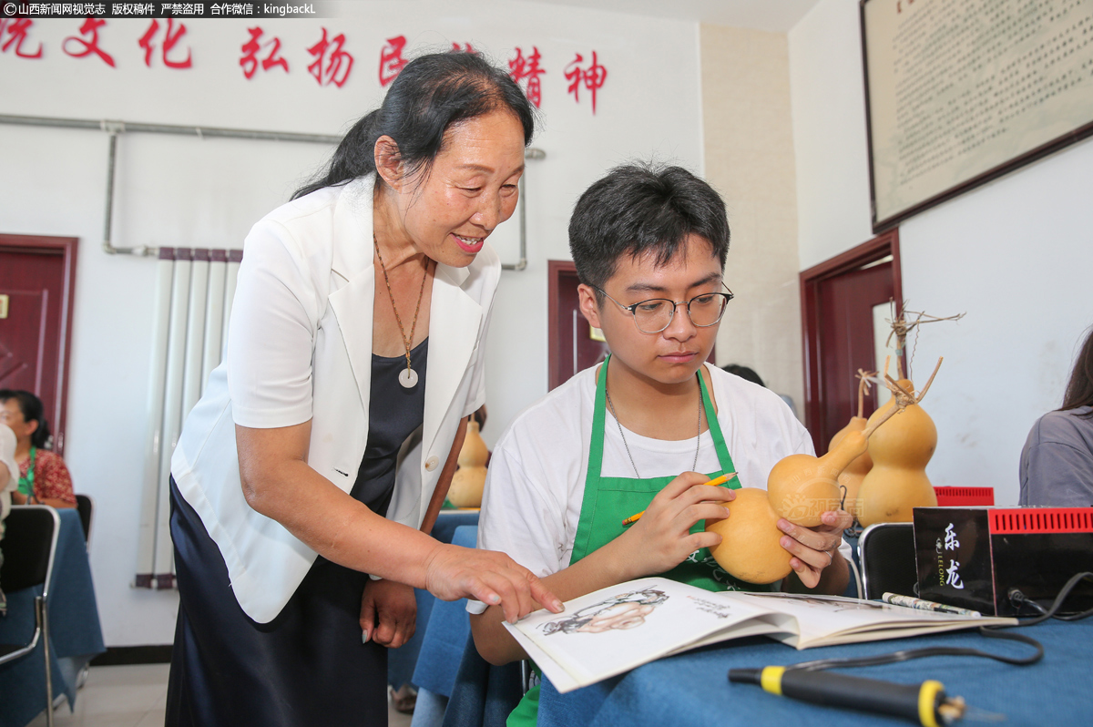      薛改莲开始进行葫芦烙画时，还专门前往山东、天津等地学习烙画技艺和葫芦工艺品的精深加工技术。