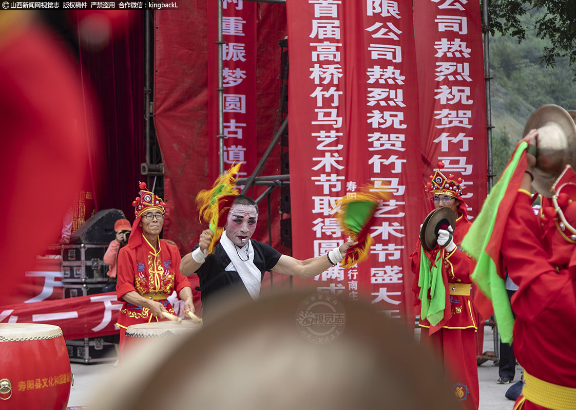      7月22日，寿阳罕山郭家沟，首届罕山竹马戏艺术节开幕，彩旗飘扬，张灯结彩，处处洋溢着喜庆的氛围。（■山西新闻网特约摄影师：田兆云）