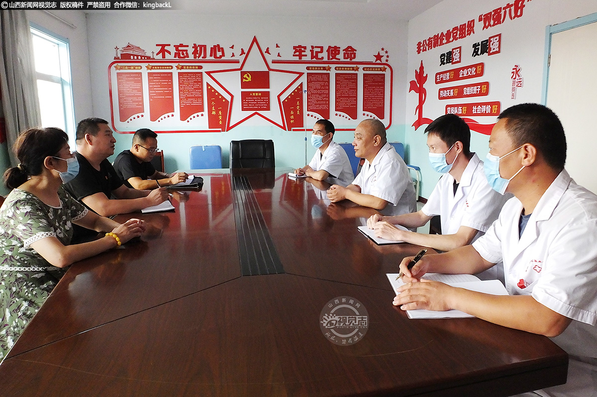     在县非公企业党委支持下，医院成立党支部，并多次荣获非公企业先进党支部和优秀民营医院荣誉。图为南俊安给前来调研的县非公企业党委汇报党建工作。