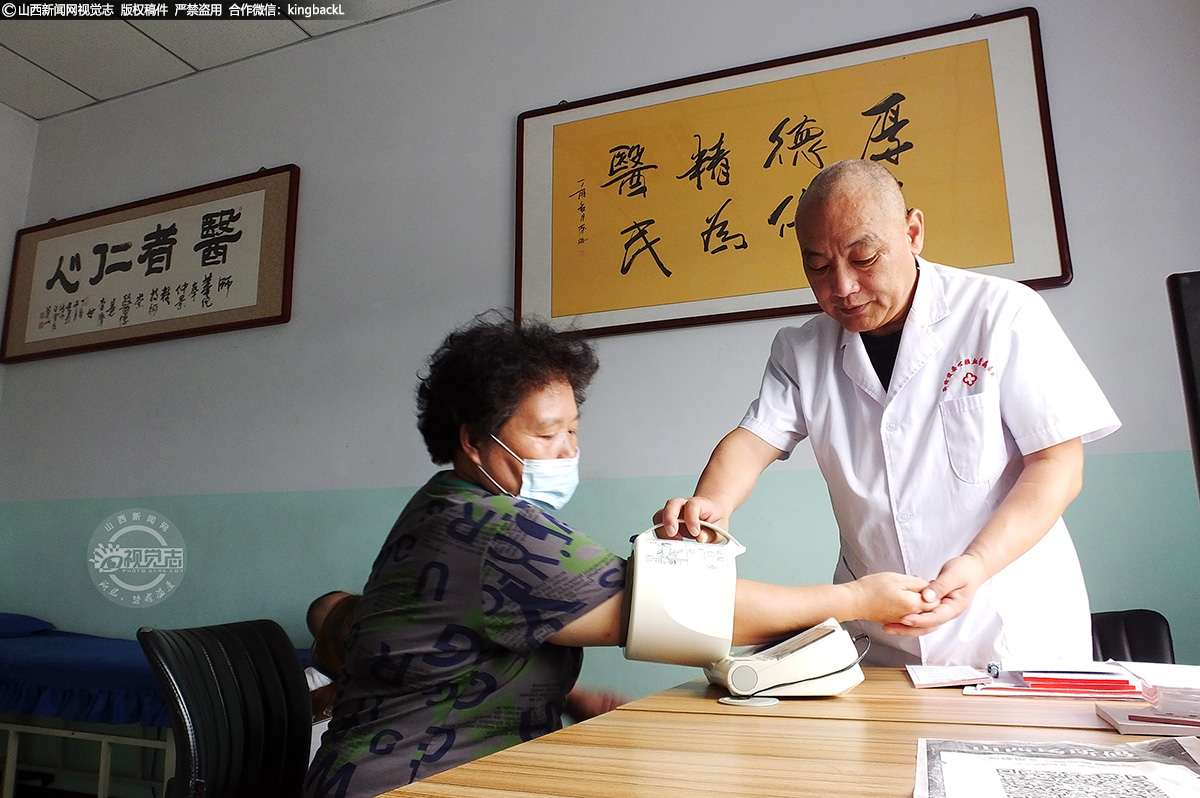     南俊安给前来就诊的村民量血压。他说，人的年龄越大，高血压的发病率越高，特别是过了35岁，高血压的发病率明显增加。